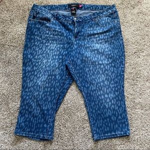 Torrid size 22 leopard print denim Capri pants